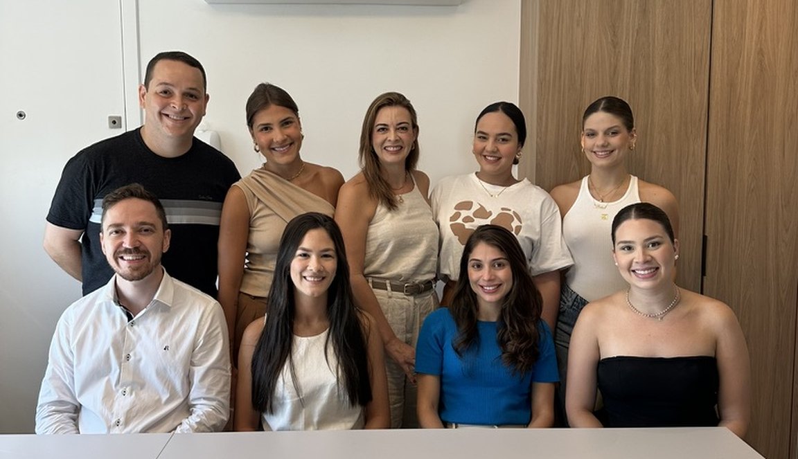 Turma do curso reunida com a professora